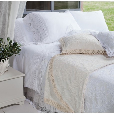 Bed cover with frills White
